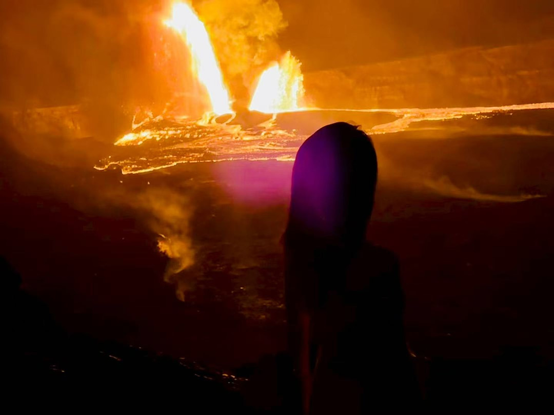 夏威夷火山喷发现场，彭姗在前景观看